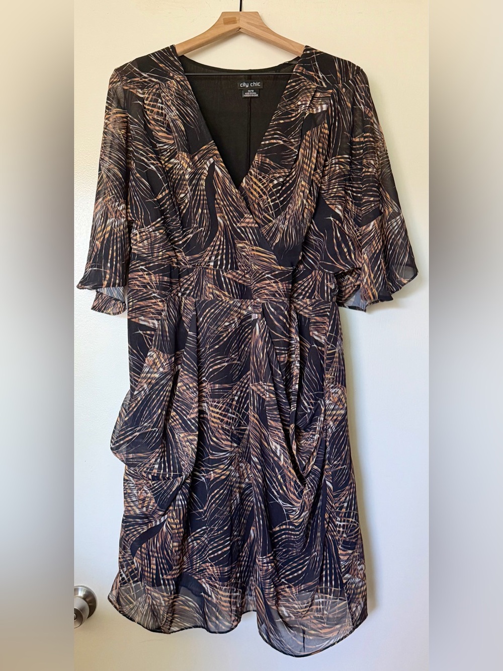 City Chic Black/Bronze Leaf Print Dress with Flutter Sleeve M/18 Great Condition